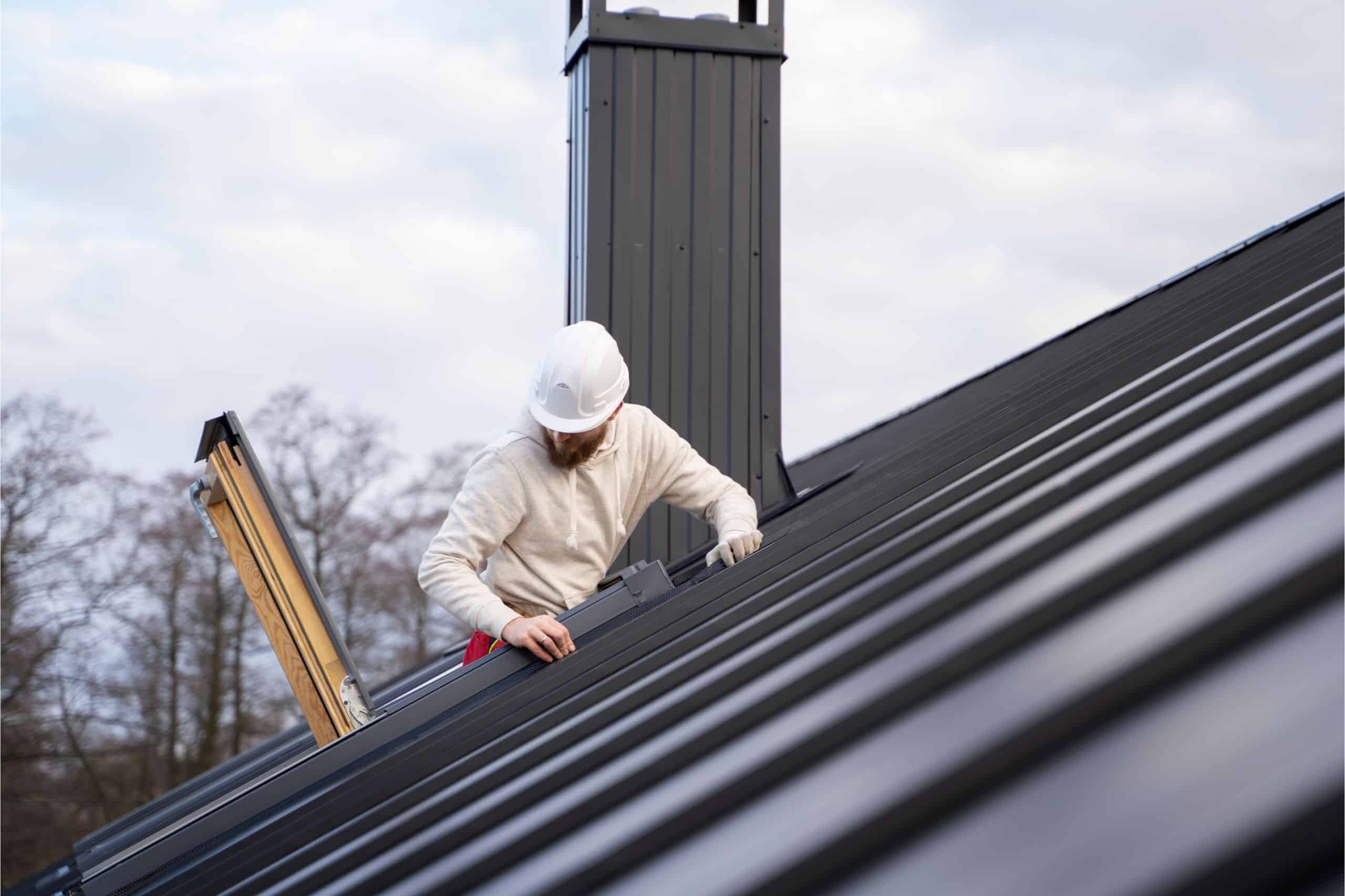 Partenaire couvreur en train de réparer une toiture à Strasbourg