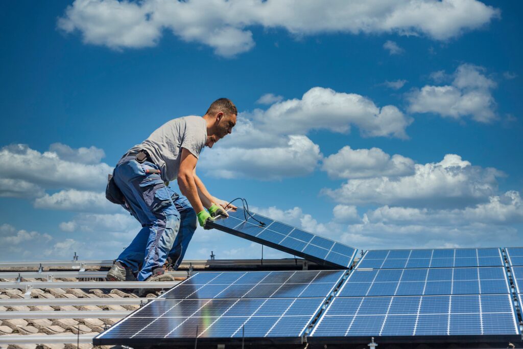 Types de panneaux solaires : panneau aérovoltaïque installé sur un toit, produisant de l'électricité et récupérant de la chaleur pour le chauffage intérieur.