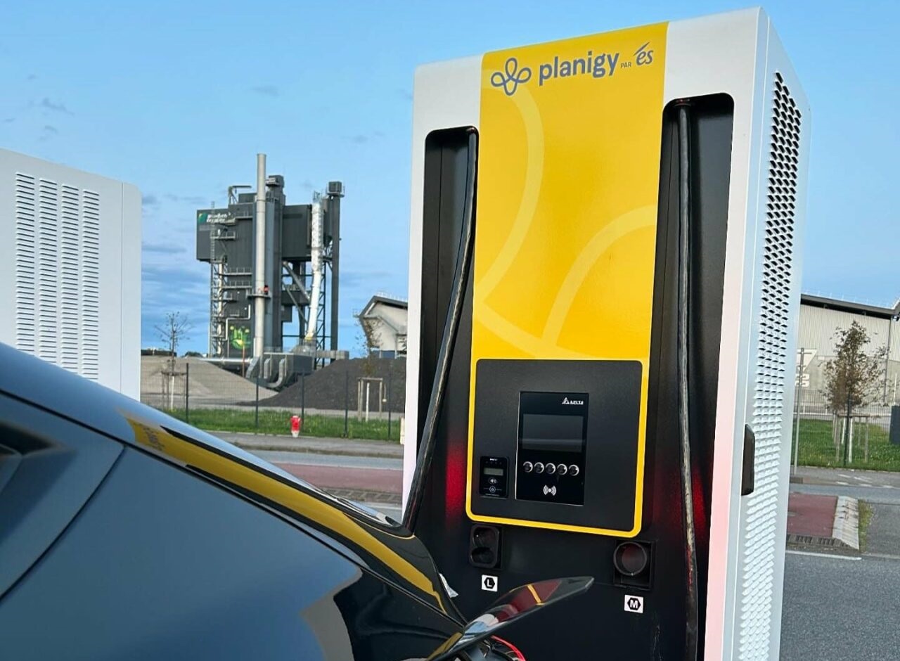 La première station de recharge rapide Planigy par ÉS pour votre véhicule électrique est disponible au rond-point sortie Brumath direction Bernolsheim. Retrouvez sur place 2 bornes avec 2 types de charge. De plus, la station proposera une électricité 100% verte, certifiée par des garanties d'origines renouvelables avec un prix fixe 24/24h à 0.35 € TTC / kWh. C'est une première initiative qui devrait se déployer à terme sur le territoire.